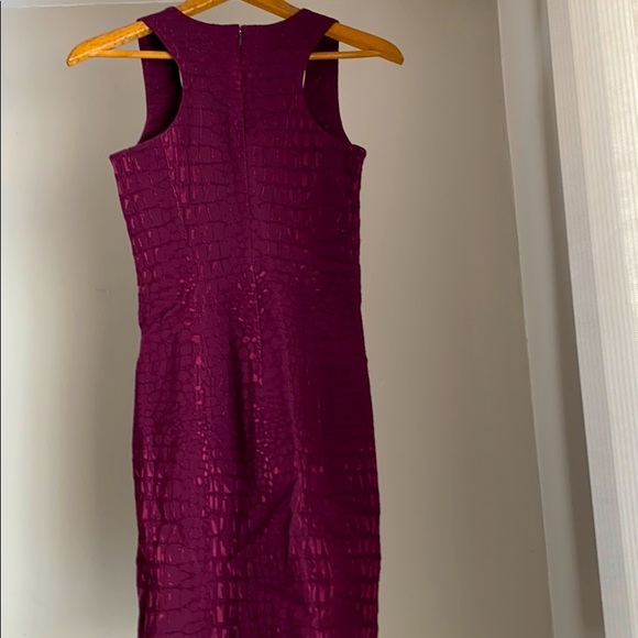 Body con shape sleeveless dress in plum - Picture 3 of 8